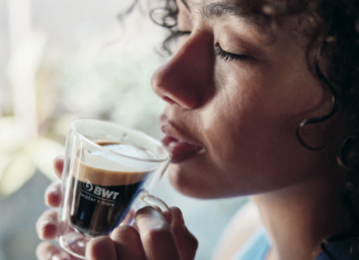 L’eau, l’ingrédient incontournable des corner café : pourquoi la reminéralisation est la clé d’un corner coffee premium ?