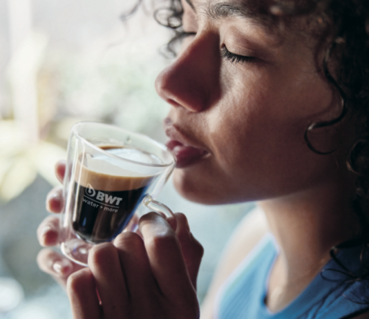 L’eau, l’ingrédient incontournable des corner café : pourquoi la reminéralisation est la clé d’un corner coffee premium ?