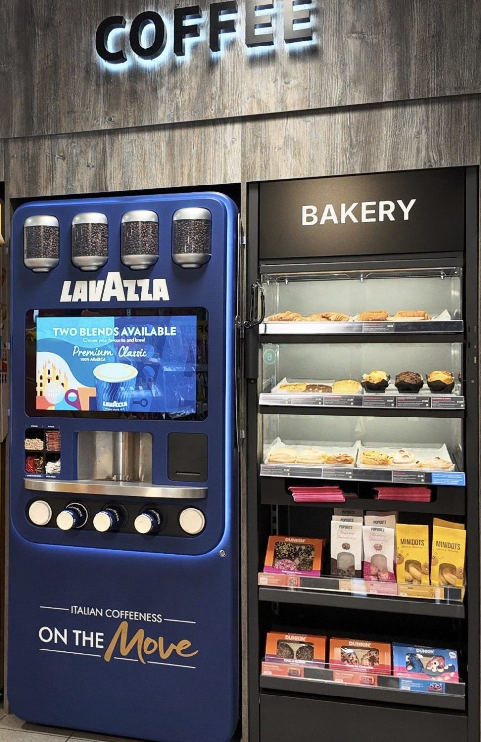 Machine Lavazza On the Move Coffee Essence sous signalétique Coffee, à côté du rayon Bakery