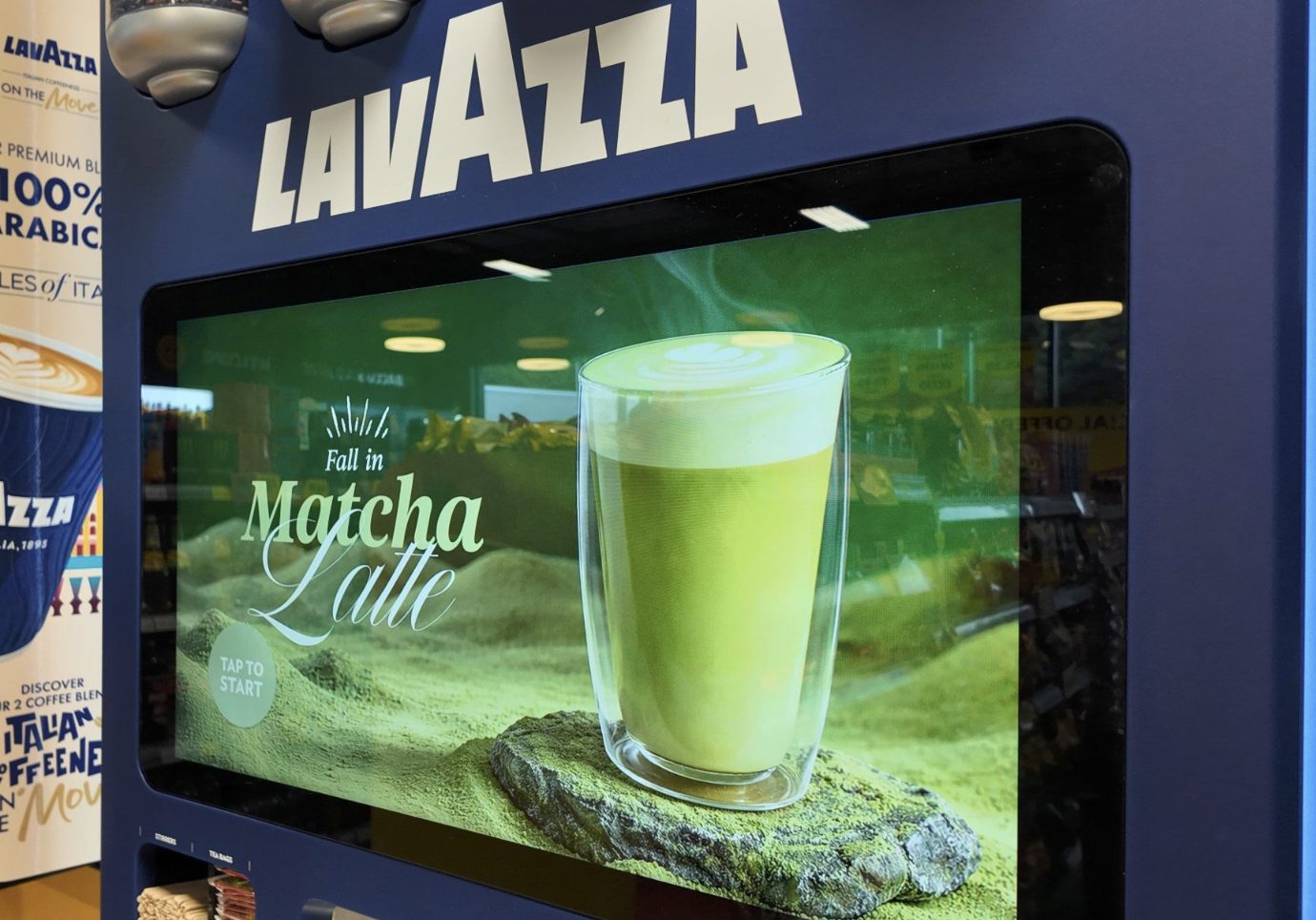 Écran tactile Lavazza On the Move proposant un matcha latte parmi les boissons personnalisables