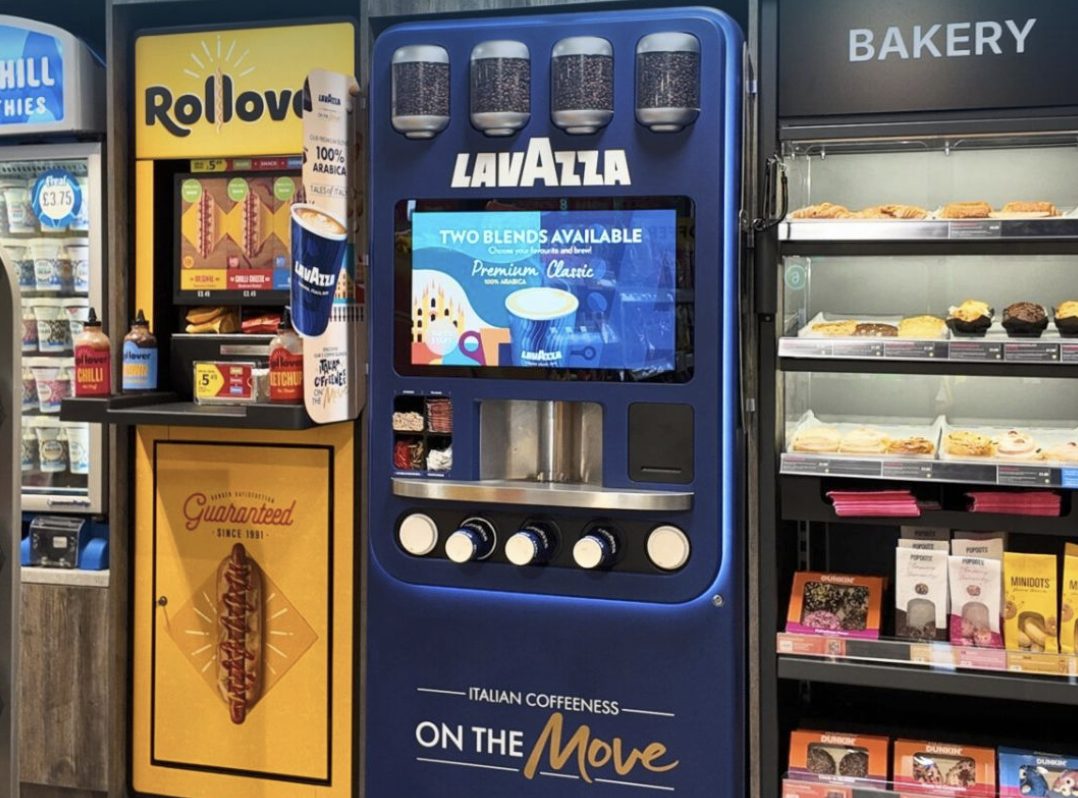 Machine Lavazza On the Move dans une station-service Motor Fuel Group, entre le corner Rollover et le rayon bakery