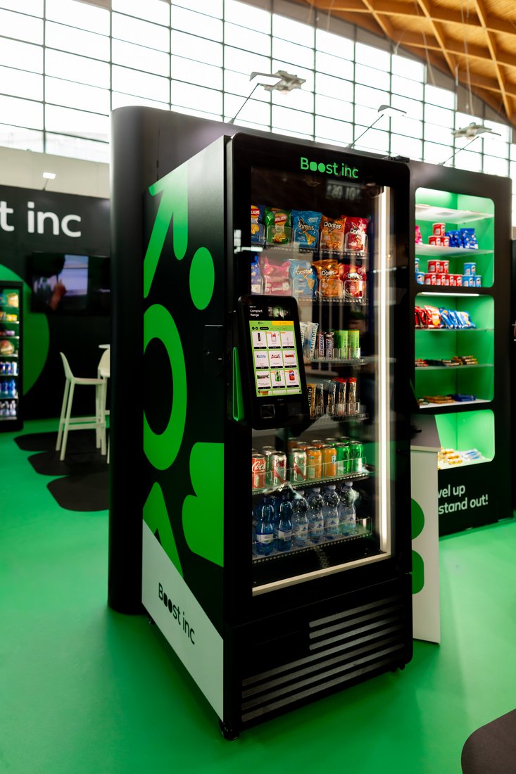 Frigo connecté Compact Cooler aux couleurs de Boost inc sur le stand du salon Venditalia