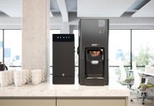 Gamme expresso Bravilor : trois machines, une même exigence à la tasse Gamme expresso Bravilor : la Sego et son réfrigérateur à lait frais sur un comptoir de bureau