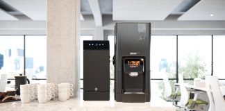 Gamme expresso Bravilor : trois machines, une même exigence à la tasse Gamme expresso Bravilor : la Sego et son réfrigérateur à lait frais sur un comptoir de bureau