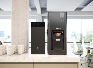 Gamme expresso Bravilor : trois machines, une même exigence à la tasse Gamme expresso Bravilor : la Sego et son réfrigérateur à lait frais sur un comptoir de bureau