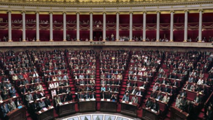 Taxe sucre : l’Assemblée nationale rejette la mesure du PLFSS 2027 Taxe sucre : l’hémicycle de l’Assemblée nationale